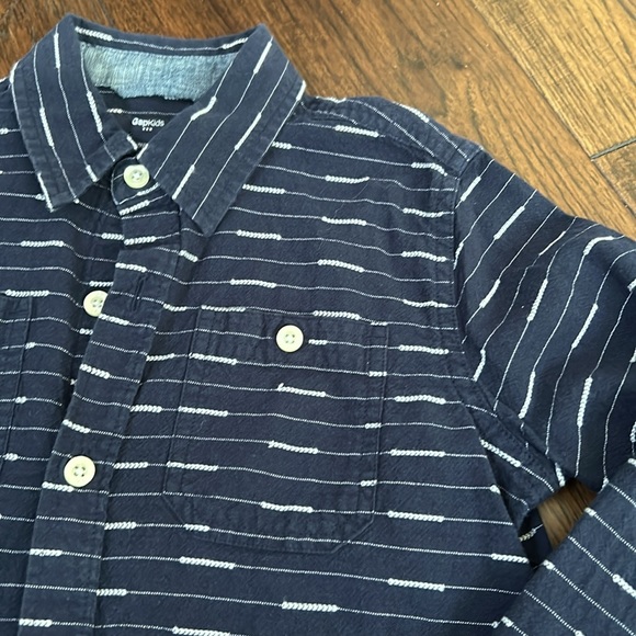Gap Kids button down. Size 8-9 - Picture 2 of 3